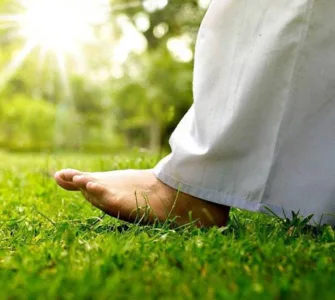 Bien-être au naturel : : image d'une personne marchant pieds nus dans l'herbe.