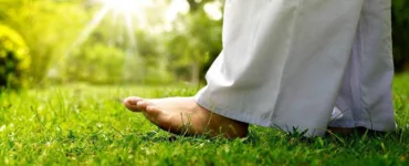 Bien-être au naturel : : image d'une personne marchant pieds nus dans l'herbe.