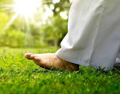 Bien-être au naturel : : image d'une personne marchant pieds nus dans l'herbe.
