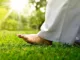 Bien-être au naturel : : image d'une personne marchant pieds nus dans l'herbe.
