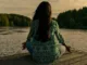 Bien-être mental : une personne, une femme méditant au bord de la rivière.