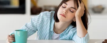 Image, photo d'une personne, une femme assise, l'air fatiguée représentant la carence en fer.