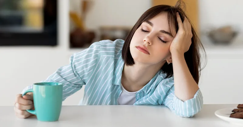Image, photo d'une personne, une femme assise, l'air fatiguée représentant la carence en fer.
