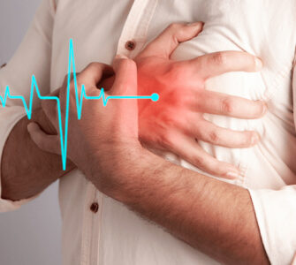 Image d'une personne posant sa main sur sa poitrine exprimant une palpitation et une image de l'électrocardiogramme.