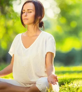 Méditation en pleine nature d'une personne, une femme pour gérer le stress.