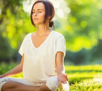 Méditation en pleine nature d'une personne, une femme pour gérer le stress.