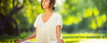 Méditation en pleine nature d'une personne, une femme pour gérer le stress.
