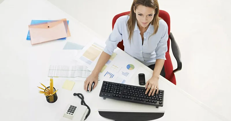 Bien-être au travail : image, photo d'une femme, une salariée concentré, dans un environnement clair et serein.