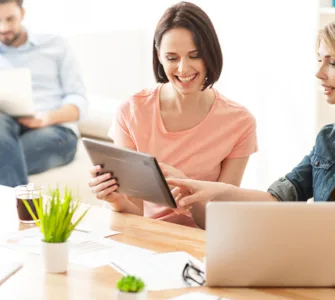 Bien-être au travail : image, photo de personnes, des femmes souriantes au bureau.