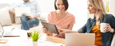 Bien-être au travail : image, photo de personnes, des femmes souriantes au bureau.