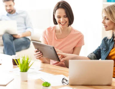 Bien-être au travail : image, photo de personnes, des femmes souriantes au bureau.