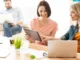 Bien-être au travail : image, photo de personnes, des femmes souriantes au bureau.