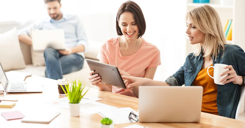 Bien-être au travail : image, photo de personnes, des femmes souriantes au bureau.