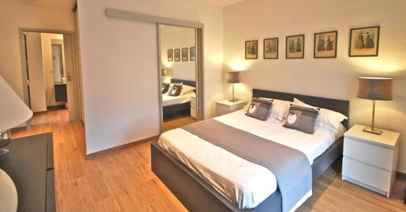 Image, photo d'une chambre calme, bien rangée, avec une lumière tamisée et un lit confortable. Inspire la détente et donne envie de retrouver un bon sommeil.
