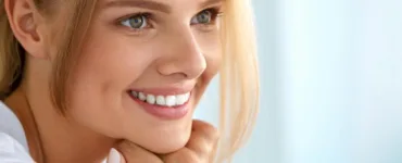 Prendre soin de ses dents : image, photo d'une personne, d'une femme souriante.