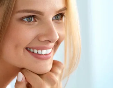 Prendre soin de ses dents : image, photo d'une personne, d'une femme souriante.