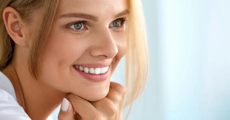 Prendre soin de ses dents : image, photo d'une personne, d'une femme souriante.