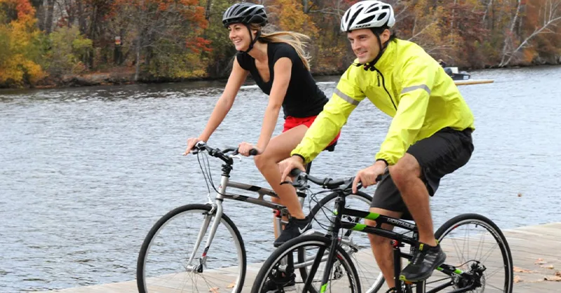 Image, photo de deux personnes, une femme, un homme faisant du vélo.