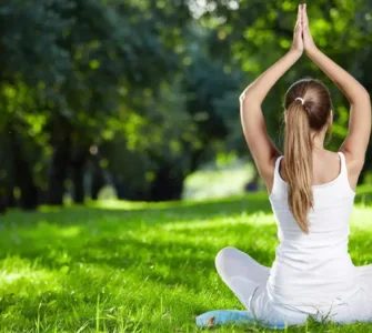 Les bienfaits de la méditation : image, photo d'une personne, d'une femme assise faisant de la méditation.