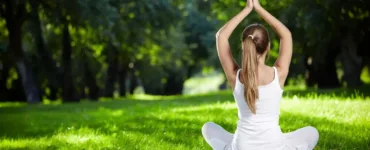 Les bienfaits de la méditation : image, photo d'une personne, d'une femme assise faisant de la méditation.