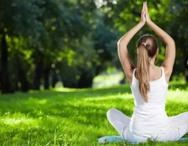 Les bienfaits de la méditation : image, photo d'une personne, d'une femme assise faisant de la méditation.
