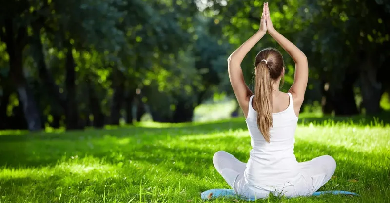 Les bienfaits de la méditation : image, photo d'une personne, d'une femme assise faisant de la méditation.