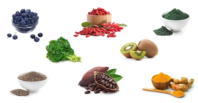 Les superaliments : image, photo de graines de chia, baies de goji, spiruline, myrtilles, cacao cru, tranches de kiwi et curcuma en poudre, exemples de superaliments.