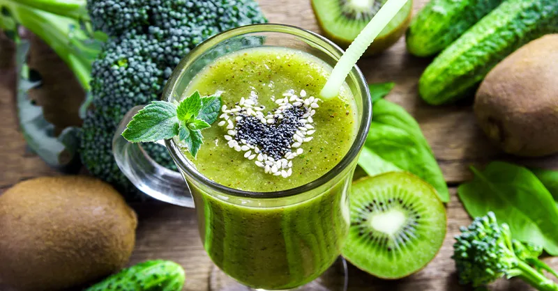 Image, photo d'une verre de smoothie vert, un smoothie sain, appétissant et énergétique.