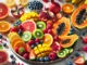 Fruits pour renforcer le système immunitaire : image, photo représentant un plateau coloré de fruits frais.